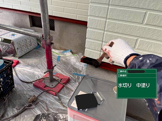 明石市の水切りの中塗り作業